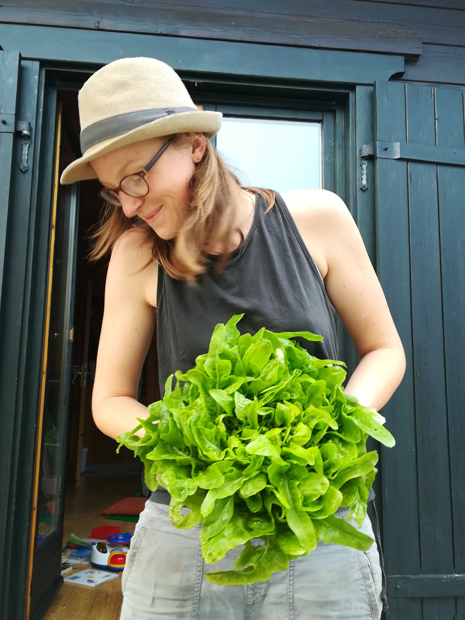 Alina mit Salat